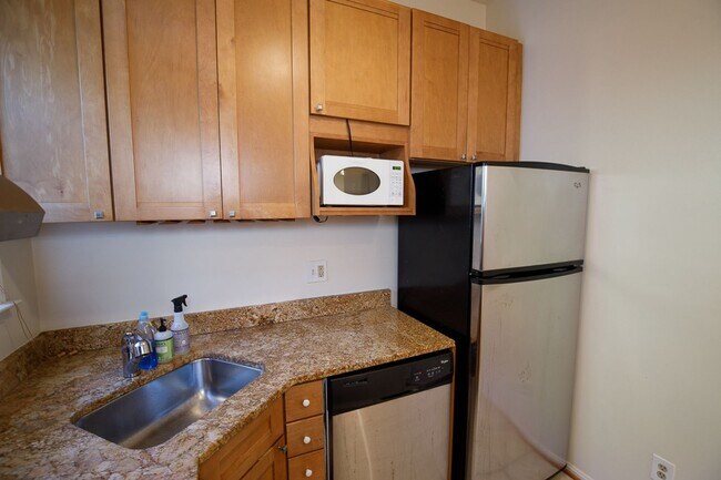 Building Photo - Charming Hill East One Bedroom