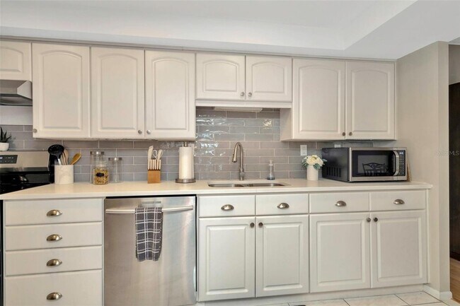 Building Photo - 7400 Sun Island Dr S