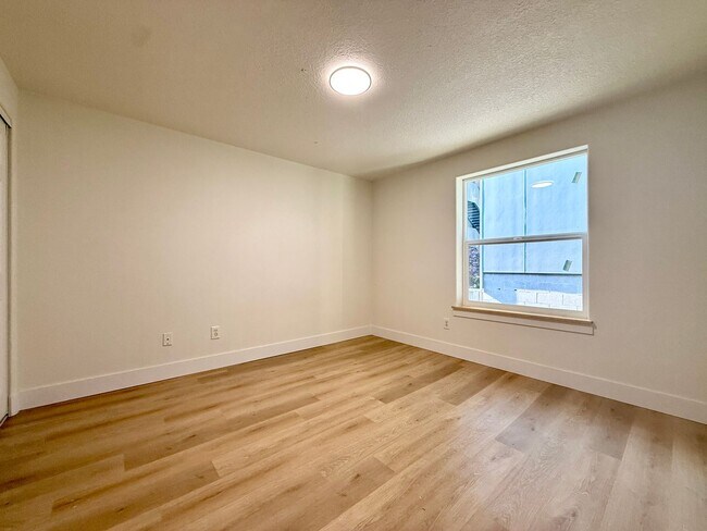 Building Photo - 0148-01
