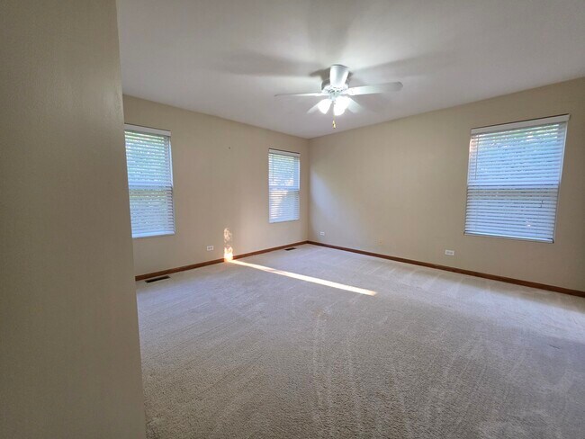 Building Photo - 3959 Blackstone Dr