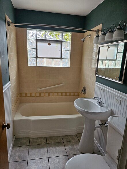 Main Bathroom - 840 Dunlop Ave
