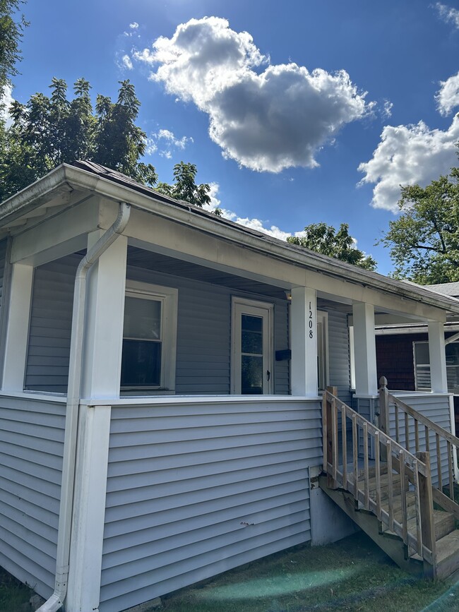 Building Photo - 1208 E Dayton St