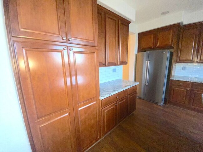 Building Photo - Top of the Hill - Gorgeous 5 Bedroom 3 Bat...
