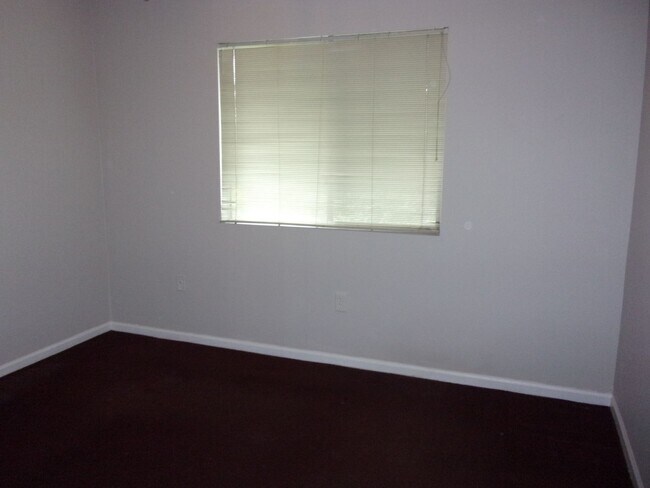 Building Photo - 2 Bedroom 1 Bath Condo with Private Deck i...
