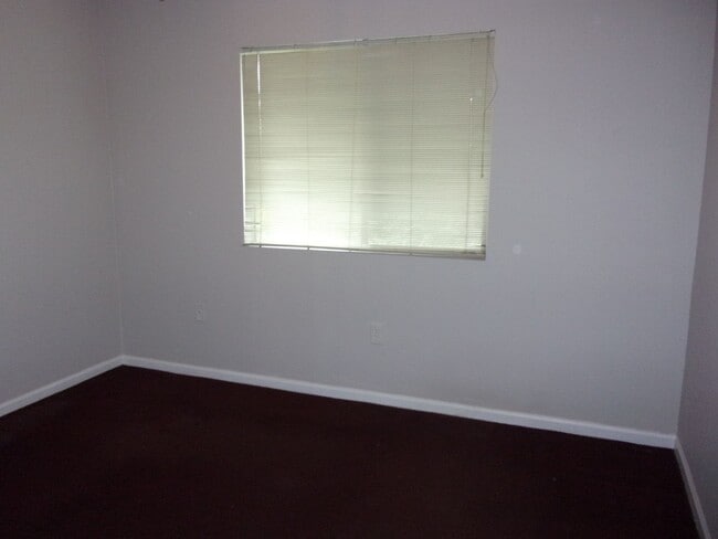 Building Photo - 2 Bedroom 1 Bath Condo with Private Deck in Hunters Chase