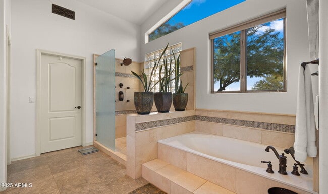 Building Photo - 5910 E Cielo Run S