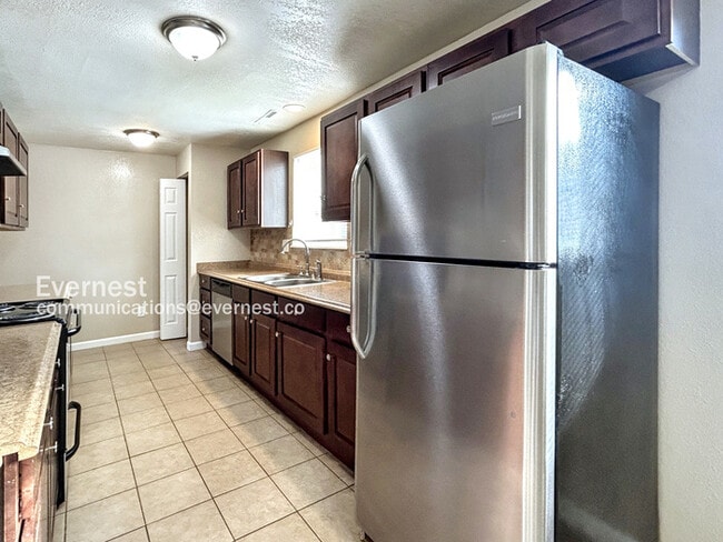 Building Photo - 1418 Luna Dr