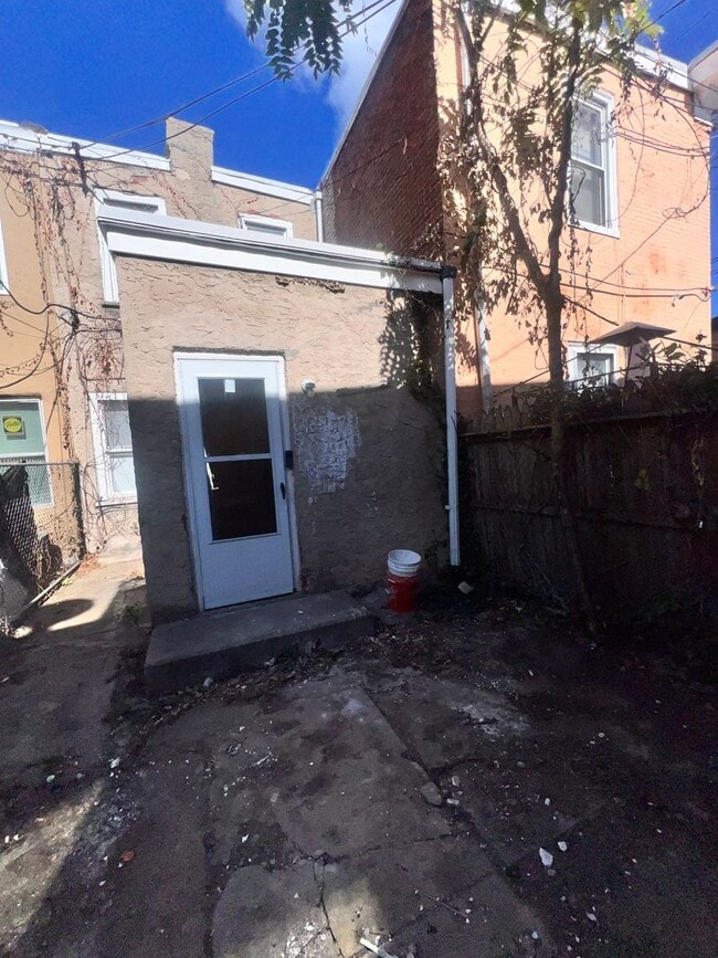 Building Photo - Contemporary 2 Bedroom Townhome w/ Updated Kitchen & Washer/dryer