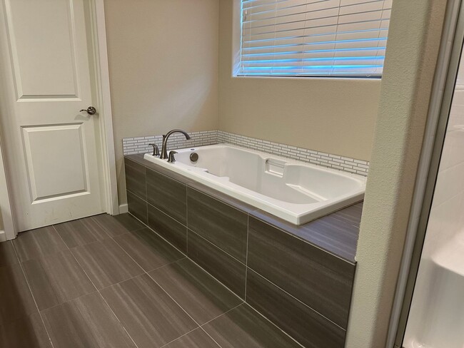 Building Photo - BEAUTIFUL CONTEMPORARY HOME IN BETHANY