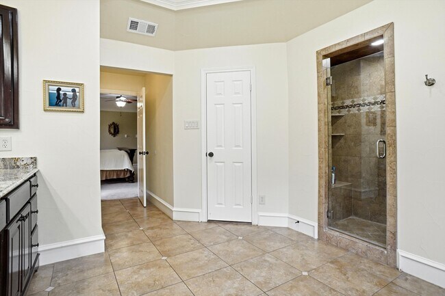 Building Photo - 2412 Emerald Cir
