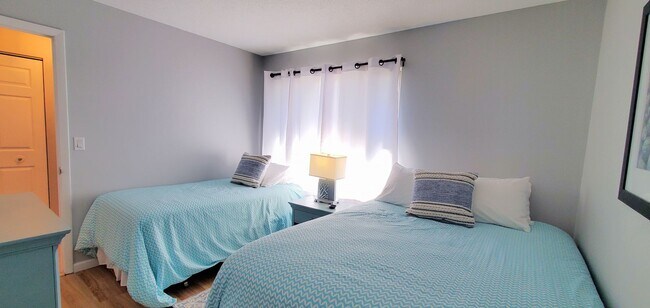 Building Photo - Off-Season Rental 2 Bedroom, 2 Bathroom Condo at Hilltop Condos