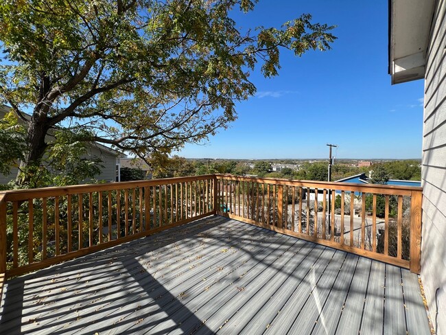 Building Photo - Large Deck off Living Room / Fridge Includ...