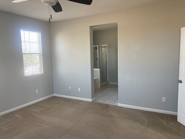 Building Photo - 5 bedroom 3 bathroom in Hanford!