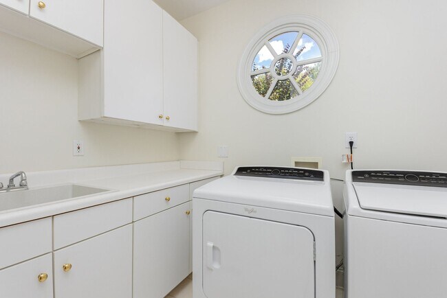 Building Photo - Spacious Townhome in the Heart of Raleigh,...