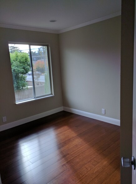 Building Photo - 1566 Capri Dr