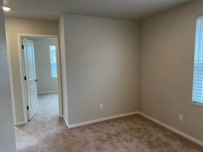 Building Photo - 4 bedroom 2.5 bathroom home!