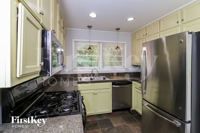 Building Photo - 102 Larose Cir SE
