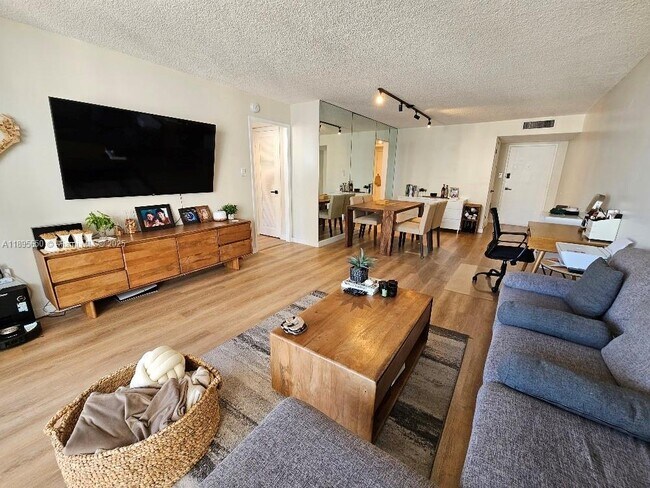 Building Photo - 18061 Biscayne Blvd