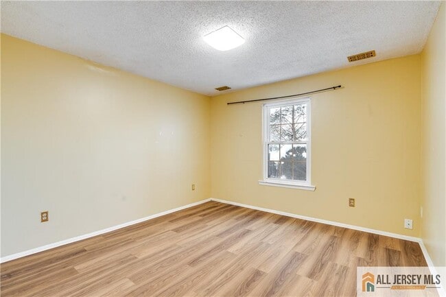 Building Photo - 49 Tanglewood Ct