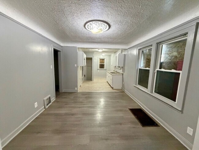 Building Photo - 4 Bedroom 2 Bath Brick Tudor For Lease Wel...