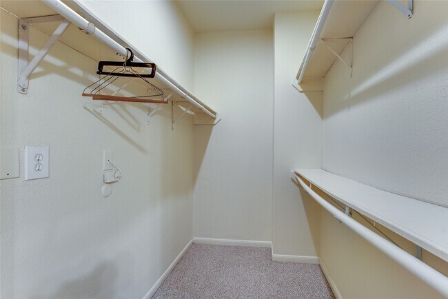 Building Photo - 2255 Braeswood Park Dr