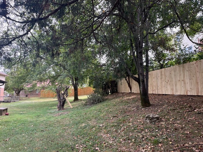 Building Photo - "Spacious 3-Bedroom Oasis with 2 Full Bath...