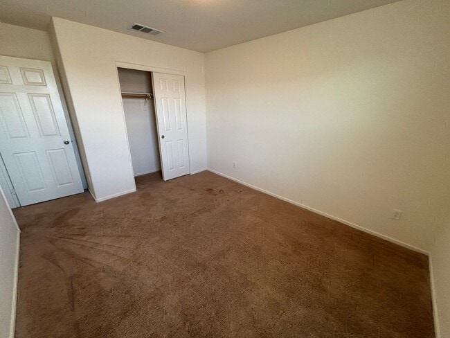 Building Photo - GUARD GATED 3 BED 2.5 BATH 2 CAR GARAGE TO...