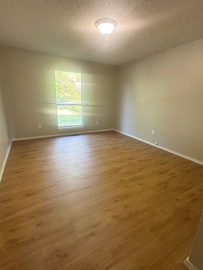 Building Photo - Welcome Home to Nixa Living!