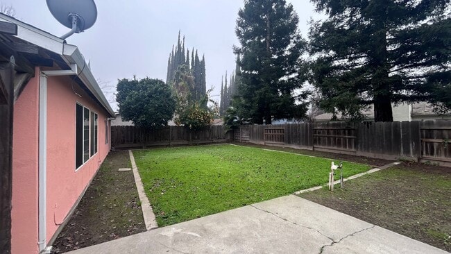 Building Photo - 1917 Coral Oak Ct