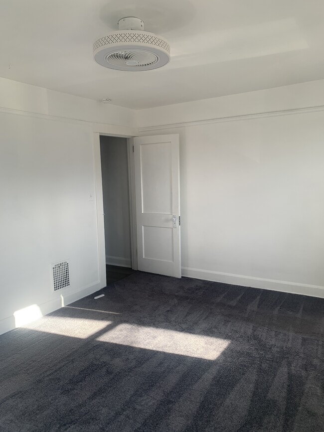 Building Photo - 525 Sunnyside Ave