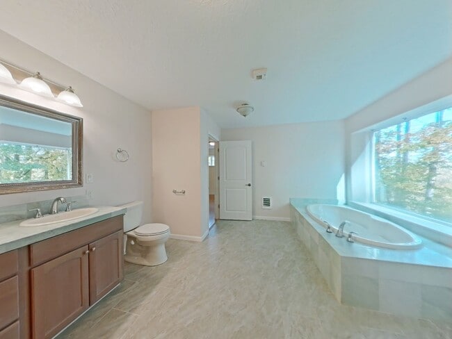 Building Photo - Huge 5 Bedroom Cabin-Style Home on 2+ Wood...