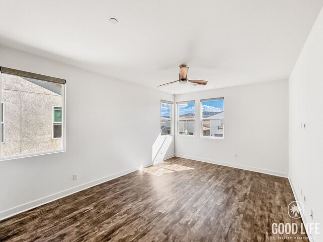 Building Photo - Gorgeous 4B/3BA house w/ large backyard & ...