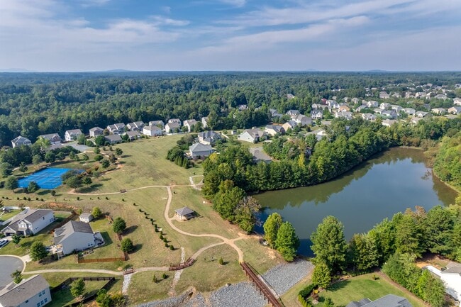 Building Photo - Discover this stunning 3-bedroom, 2.5-bath...