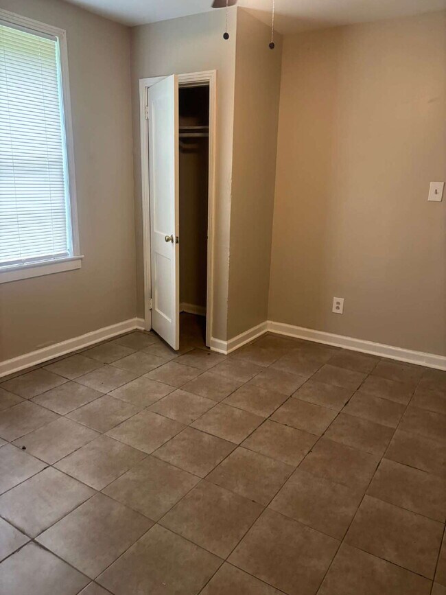 Building Photo - Charming 3 Bed/1 Bath Available Now