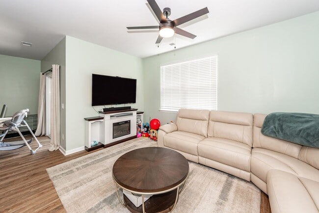 Building Photo - 323 Willow Run Dr