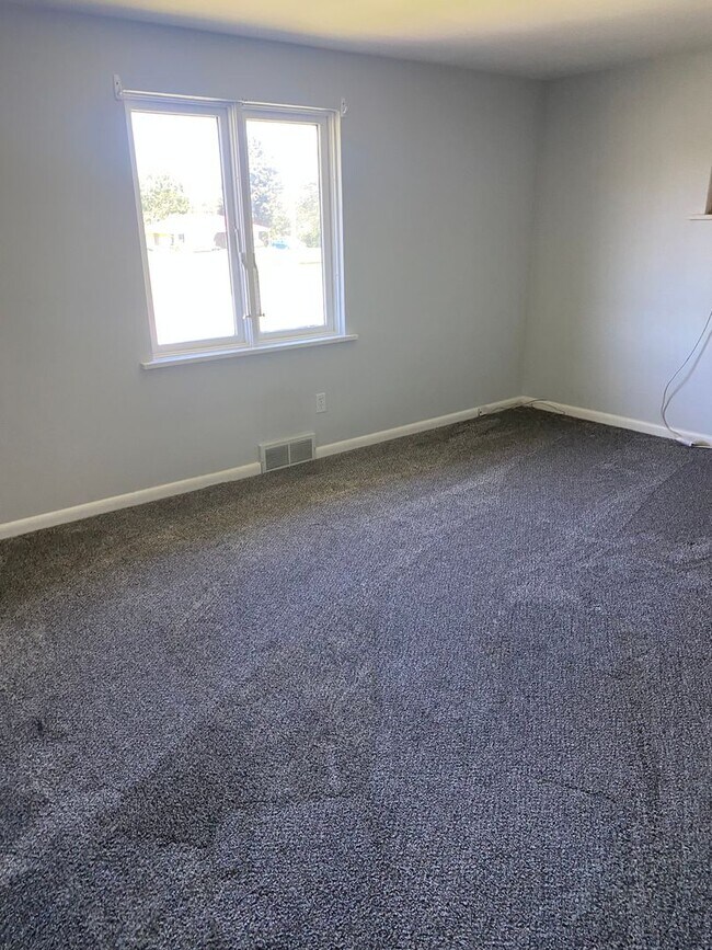 Building Photo - Shenango Twp School District-Town Home
