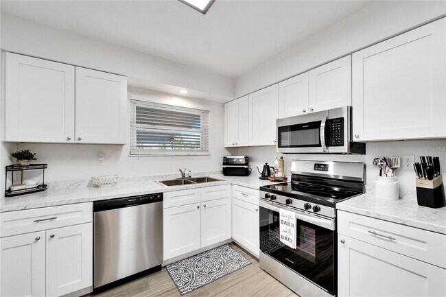 Building Photo - 1216 Hacienda Dr