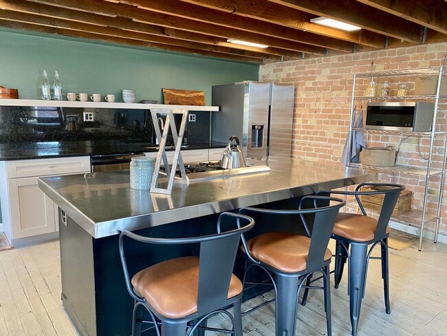 Building Photo - Modern 2BD Loft with Vintage Charm – Prime Historic Downtown Location!