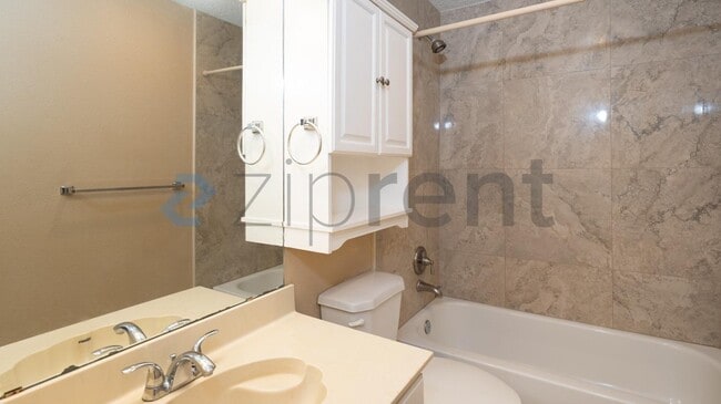 Building Photo - 4315 Lakebend W Dr