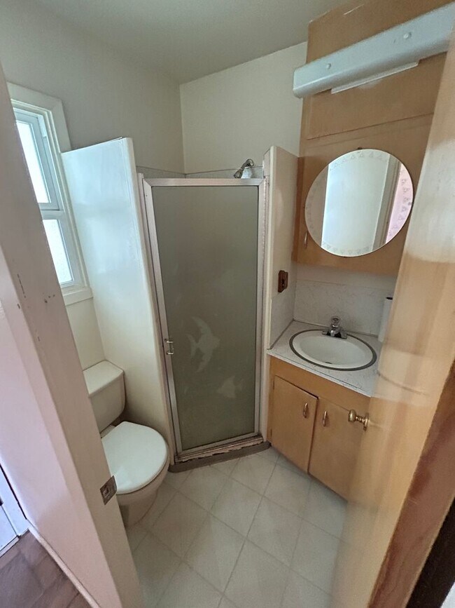 Building Photo - 4 Bed/2Bath home with large yard near scho...