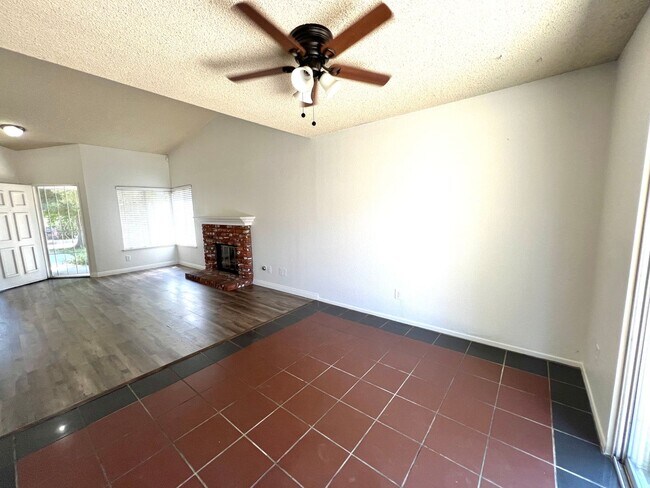 Building Photo - Charming Single story 3bed /2 bath newly renovated home