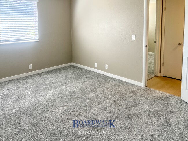 Building Photo - Recently Remodeled 2 bedroom in Salt Lake!