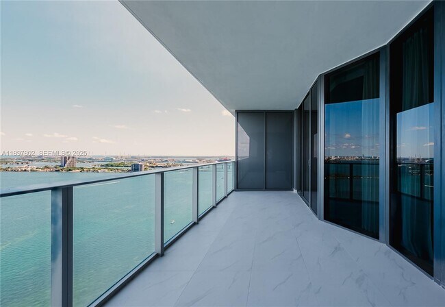 Building Photo - 700 NE 24th St