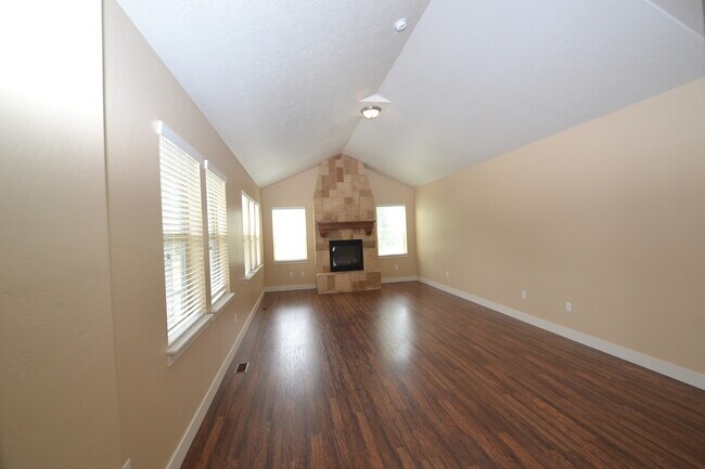 Building Photo - Cozy 2 Bedroom 2 Bath Home in Midvale!!!