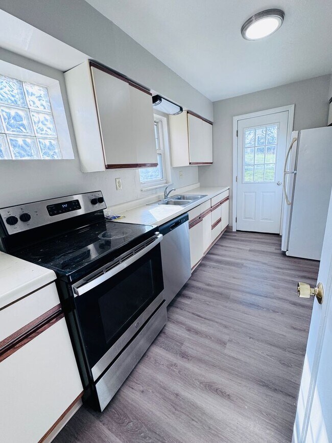 Building Photo - Beautiful Three Bedroom with Basement and Garage