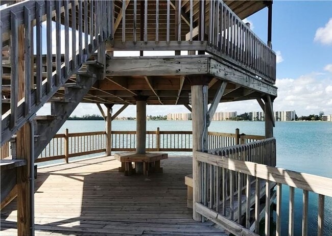 Building Photo - 115 Lake Emerald Dr