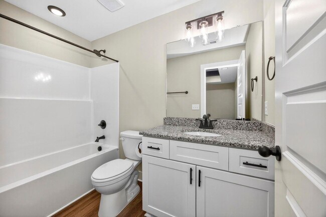 Building Photo - 206 Ross Ave