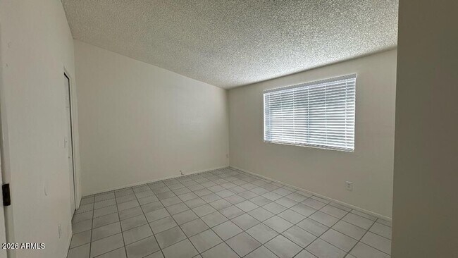 Building Photo - 3850 Blackbird Dr