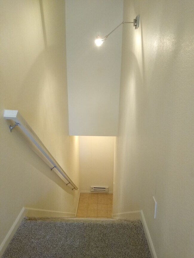 Building Photo - Beautiful and Spacious 3 Bedroom 2 Bath To...
