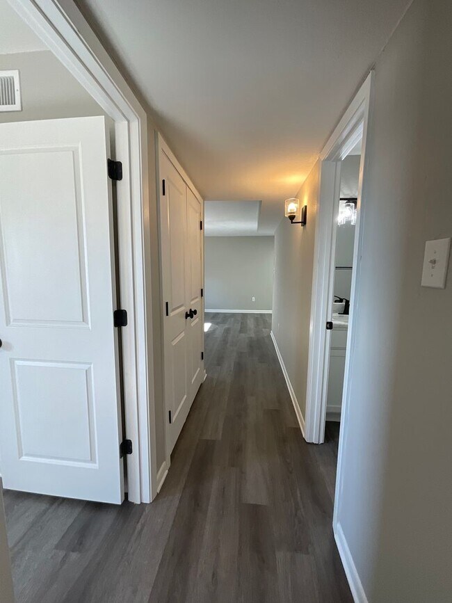 Building Photo - 713 Melody Ln